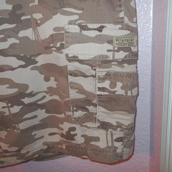 NWT Wrangler Men's Hero Camo Cargo Shorts Size 46 Loose Fit 8 Pockets Bermuda - Picture 3 of 8